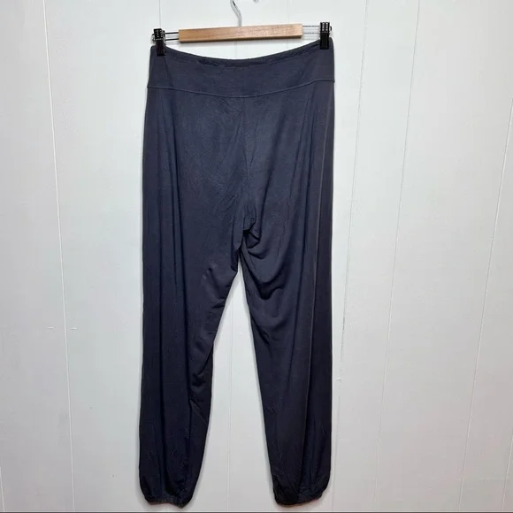 Barefoot Dreams Luxe Milk Jersey Namaste Lounge Pajama Set Size Small Carbon - Picture 5 of 13